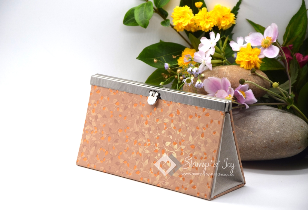 Graupappe-Tasche mit Metall-Verschluss ca. 19,0x6,5x10,0cm | Blumenranken | cappuchino beige | Art. Nr. 97040702
